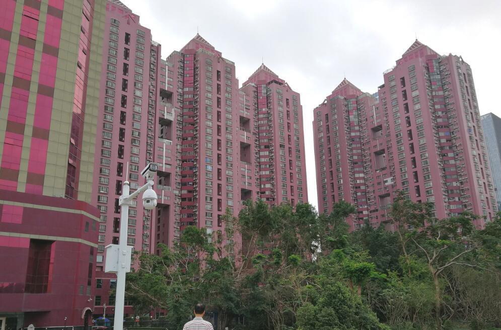 中银大厦尽管地处深圳市福田区中心位置,一起建设的中银花园房价却