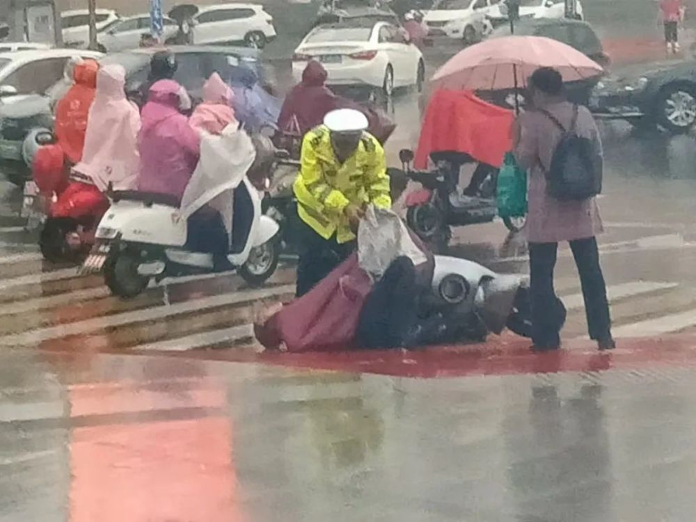 雨天骑车滑倒受伤交警连忙送医救治