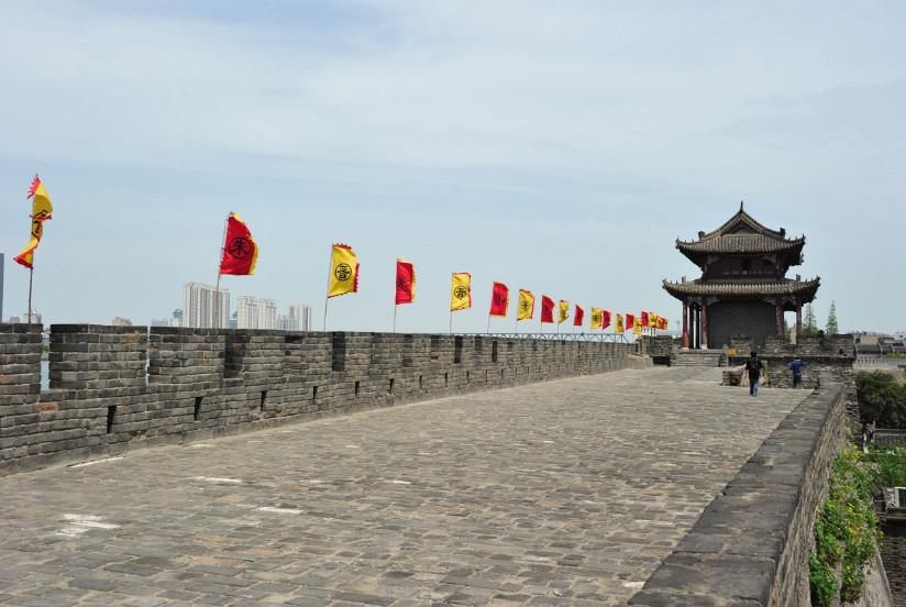 城墙是古代军事防御的一种设施,中国古代城市的城墙从结构和功能上