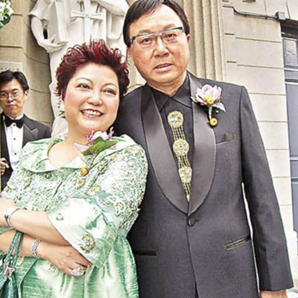 许冠文携太太出席饭局郑洁英一头紫发很飒两人结婚49年仍恩爱