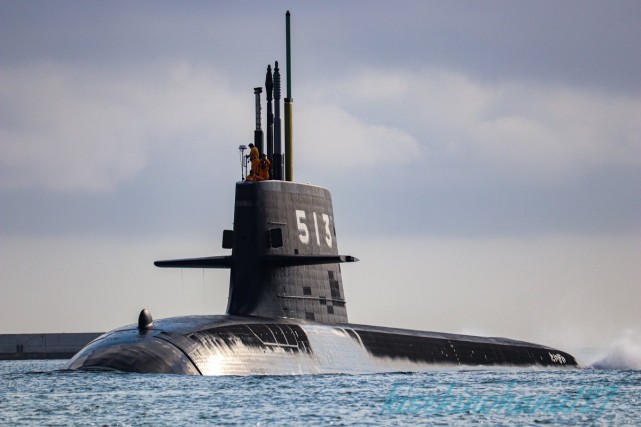 日本"大鲸"级潜艇首艇"大鲸"号日本在最后两艘"苍龙"级潜艇上,成功