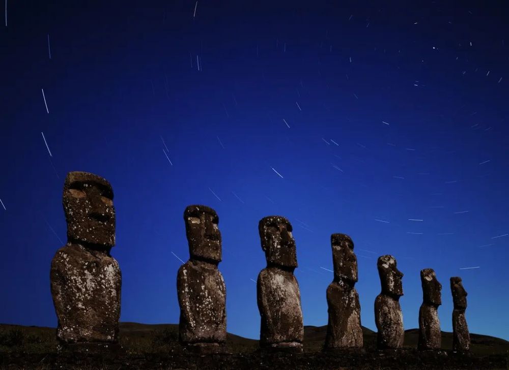 复活节岛石像在星空下