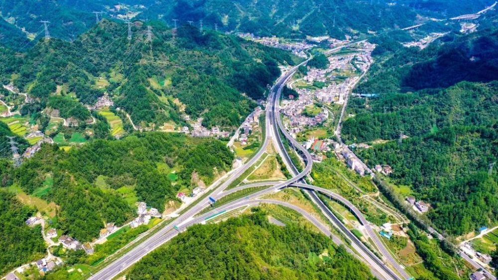 喜讯!途经龙山的一国家级高速公路黔石段全线开通
