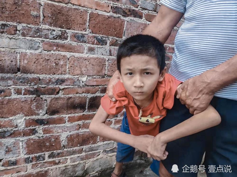 广西兄弟情深,弟弟用瘦弱肩膀为哥哥走出上学路