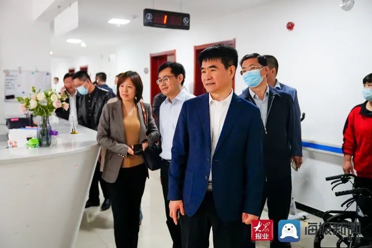 随后,莒县人民政府副县长何玉晓与省立三院康复护理院院长刘敏共同为"