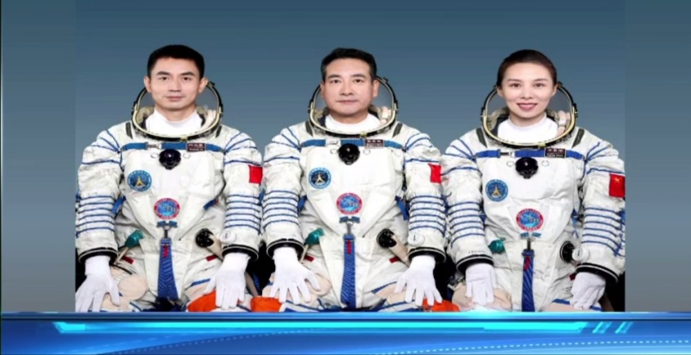 2021年10月16日00:23分,神舟十三号飞船将搭载三名航天员于酒泉卫星