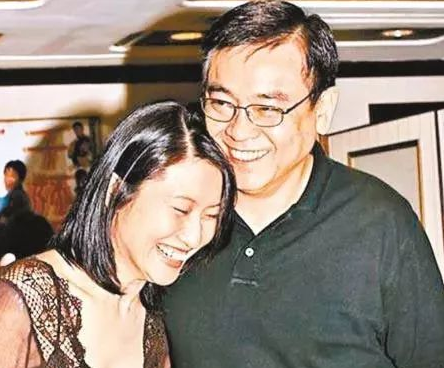 知名导演尔冬升,一边对妻子要求丁克到老,一边却和情人生女儿
