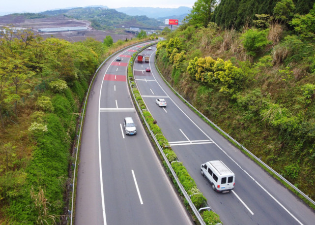 全国首创!重庆高速公路安装新型中央分隔带