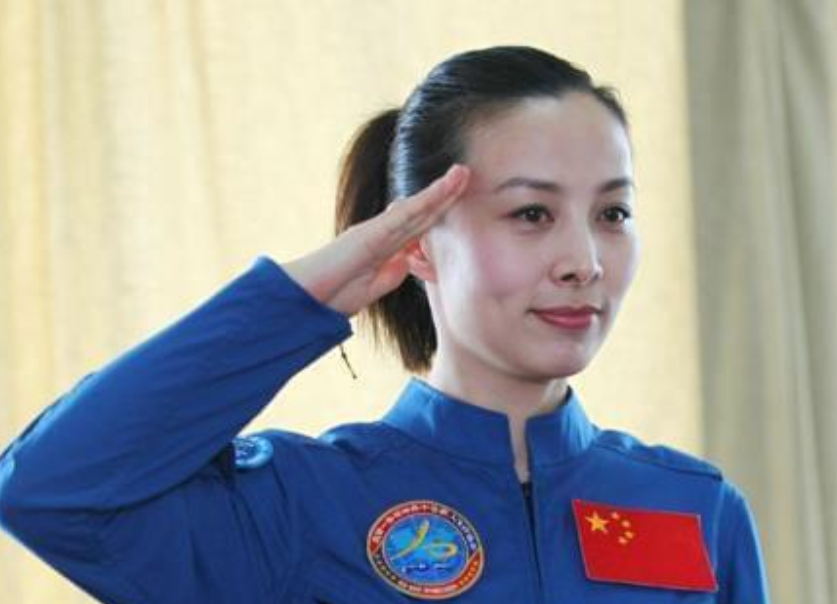 首位出舱女航天员王亚平,颜值与才华均在线,是学生学习的榜样