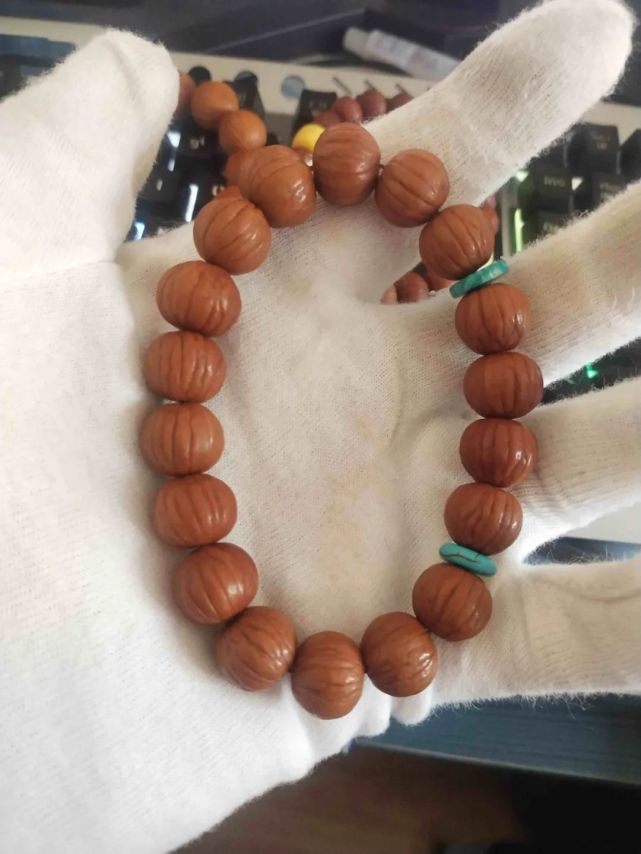 猴头手串不算雕刻的有12种之多,中间以土豪,南瓜无修玉化皮色,为顶级