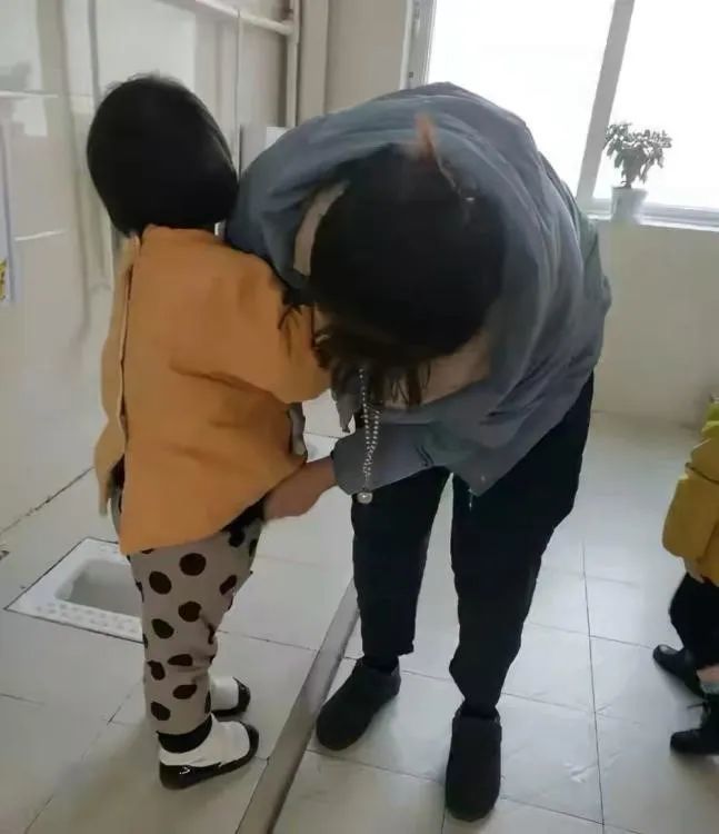 幼儿园孩子拉肚子,老师擅自丢掉孩子内裤,遭家长索赔一万元!