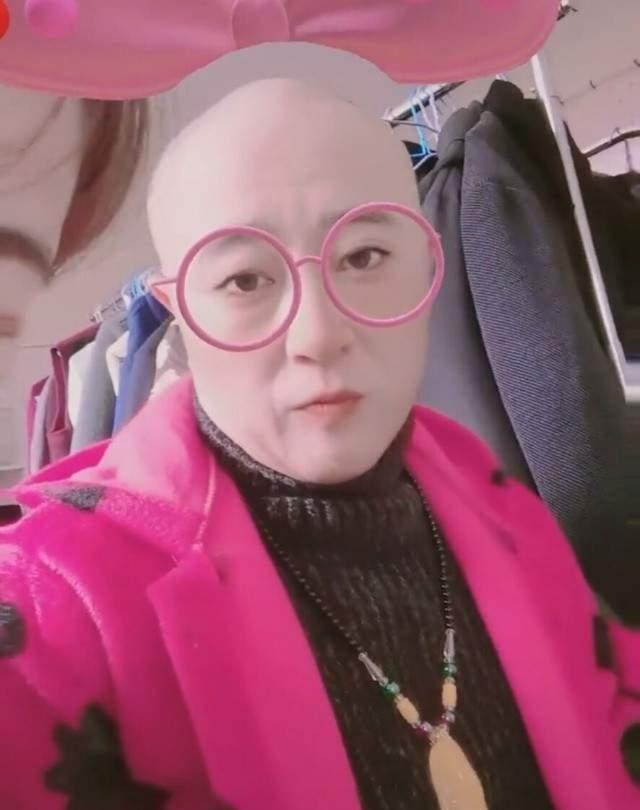 舞王"赵四"(刘小光饰),见其穿着高领毛衣戴着玛瑙玉坠,光头造型霸气