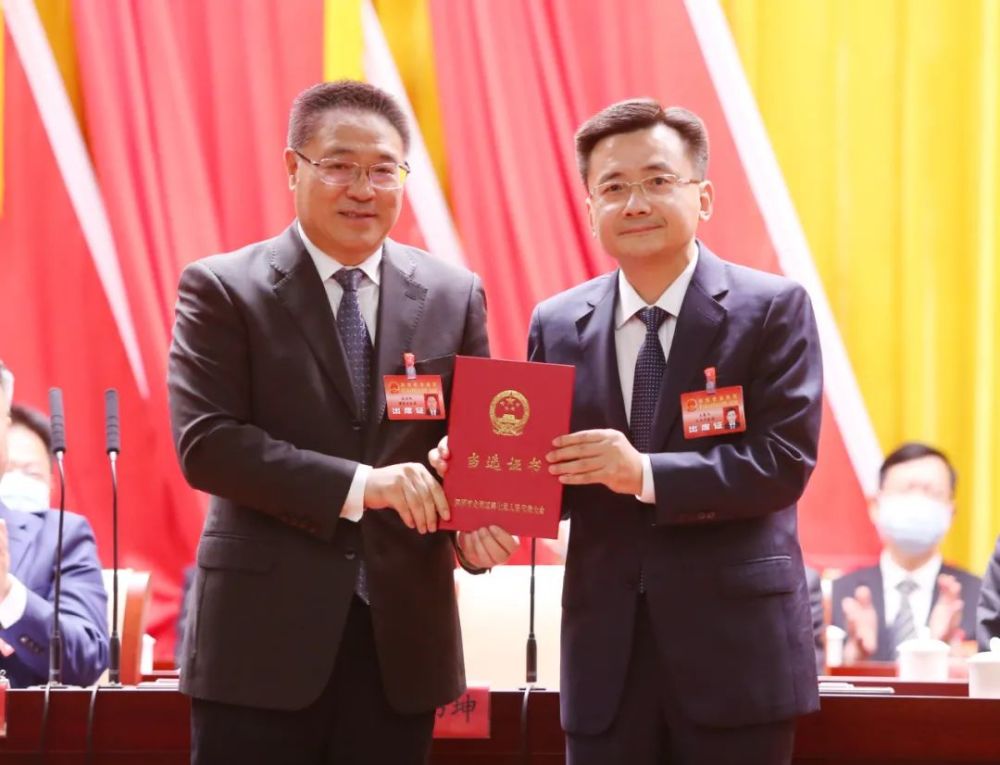 吴书坤(左)为王策飞(右)颁发当选证书.
