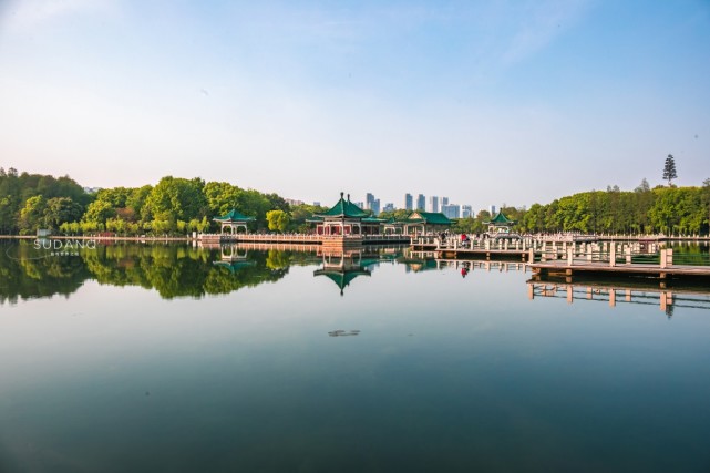 是国家5a级旅游景区,由听涛,磨山,落雁,吹笛,白马和珞洪6个片区组成
