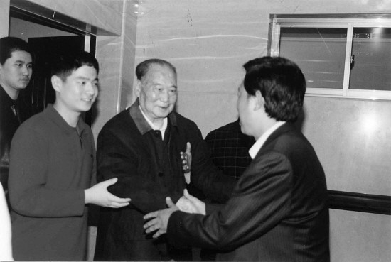 1920年王芳出生,祖籍是在山东省新泰市东都镇,由于出生在穷苦的农民