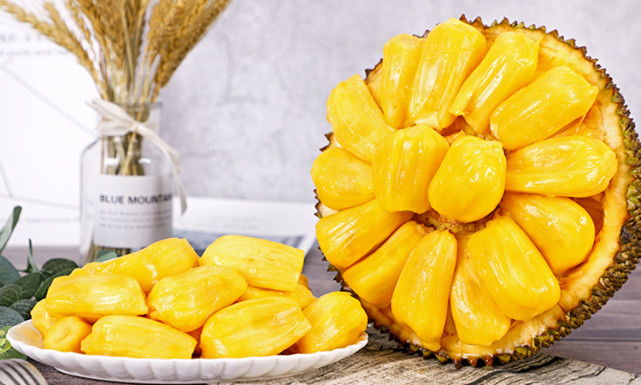 菠萝蜜作为一种热带水果,其实外形与榴莲颇有几分相似.