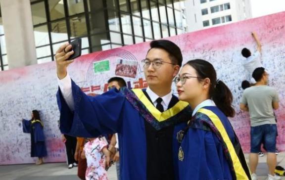 南开大学"夫妻间"宿舍走红,有人觉得人性化,也有人觉得伤风化