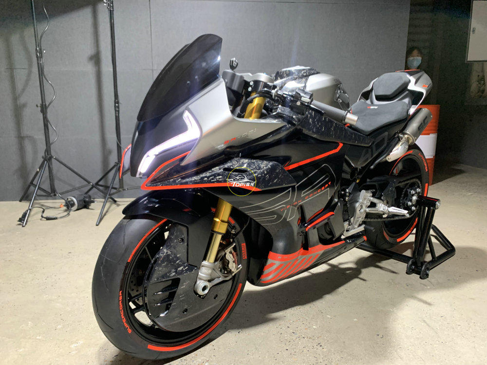 春风sr-c21双缸仿赛首次亮相 配置堪比赛车 最快明年上市