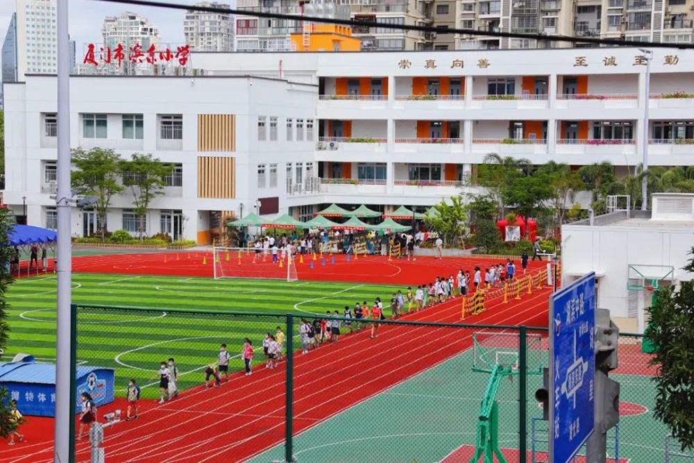 学生们自觉测量体温 鼓浪屿上的学生们在 厦门二中初中部(鼓浪屿校区)