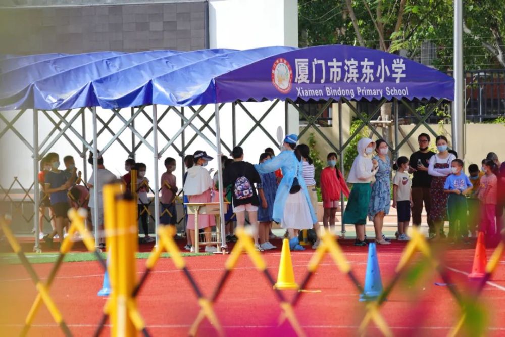 学生们乖乖地排好队 等待进行核酸检测 滨东小学开设了多个检测点