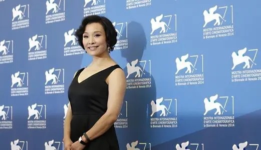 崇尚美国的宣誓词 并且嫁给了自己的第一任丈夫 好莱坞健身教练柳青