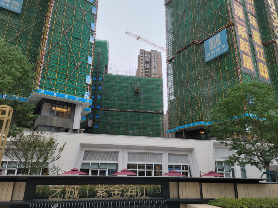 于是,小编来到了这个楼盘—— 艺城·紫金滨江.