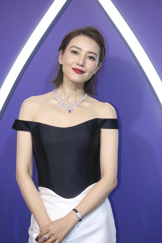 高圆圆的生图也太美了几乎没有皱纹穿缎面裙子身材也不错