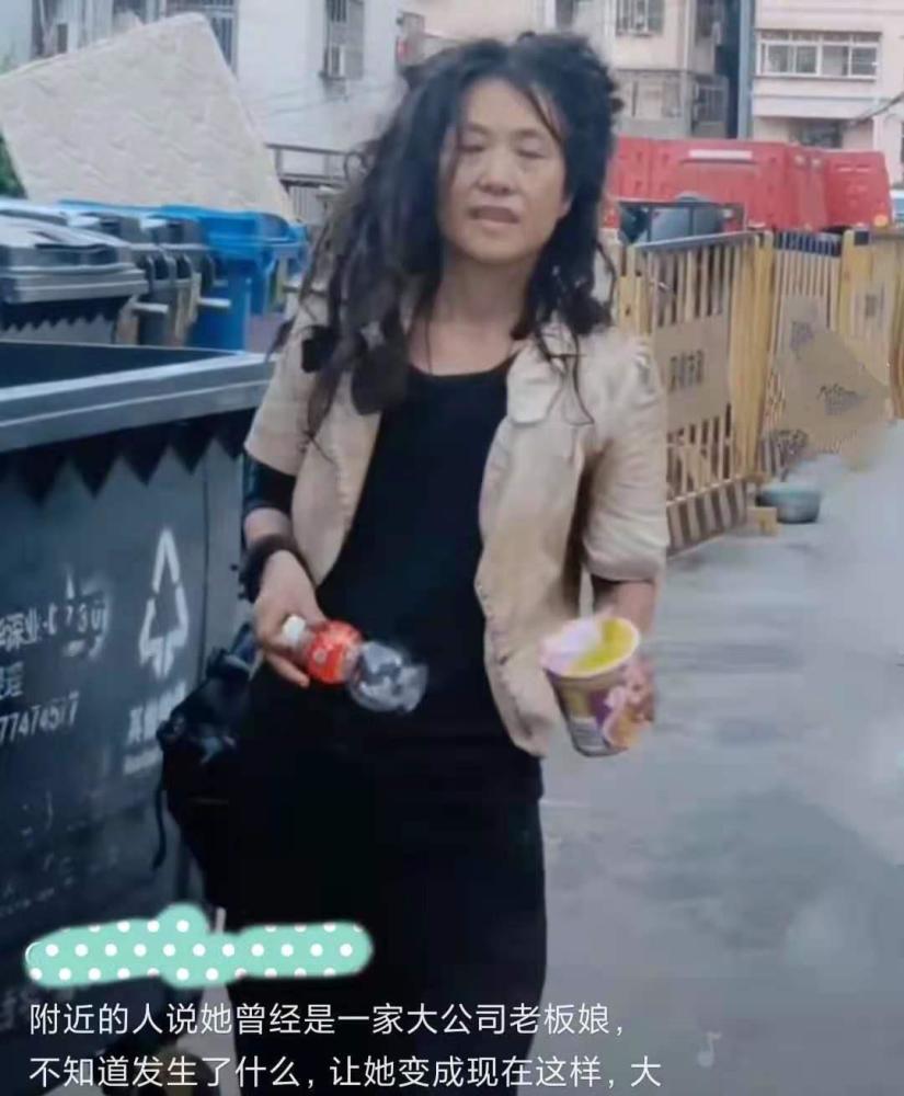 四川凉山"气质流浪女:眼睛雪亮,戴好看手镯,以前是老板娘