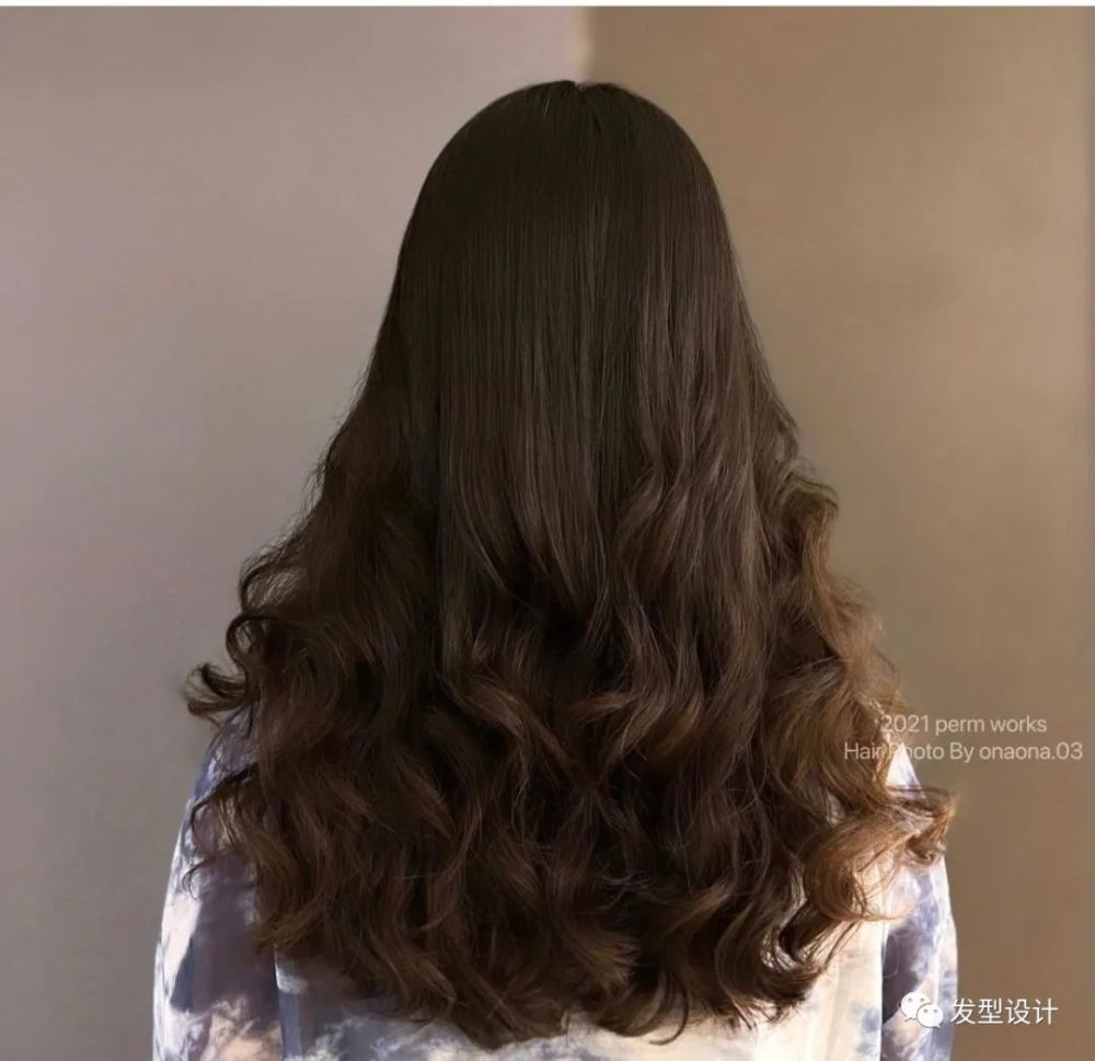 又不会显得呆板生硬,随性的发丝自然的飘逸,不用打理也非常好看,搭配