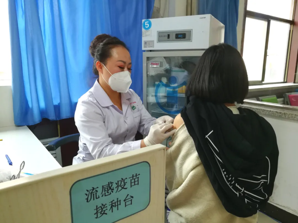 并熟知流感疫苗的登记流程,接种禁忌症,应急抢救及注意事项