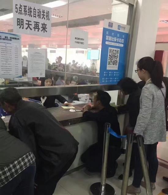 鄭州社保窗口低矮？現(xiàn)場圖曝光 原來是便民座椅的問題