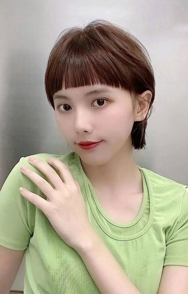 时尚刘海发型当中对脸型改变最大的莫过于刘海,时尚的刘海可以为整个