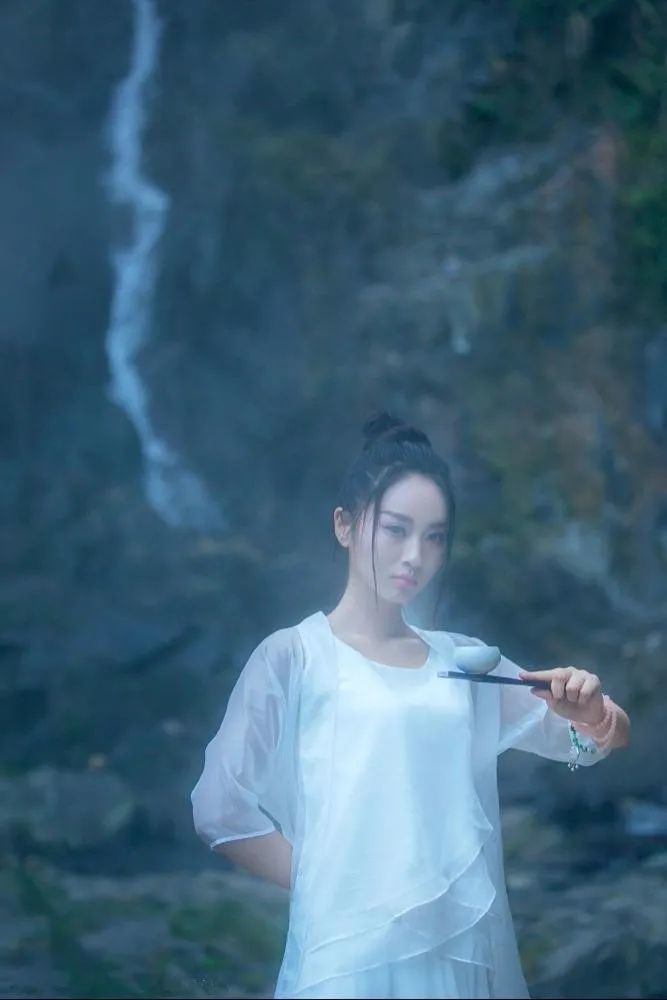 古装白衣侠气美女山林冷魅清幽写真意境唯美