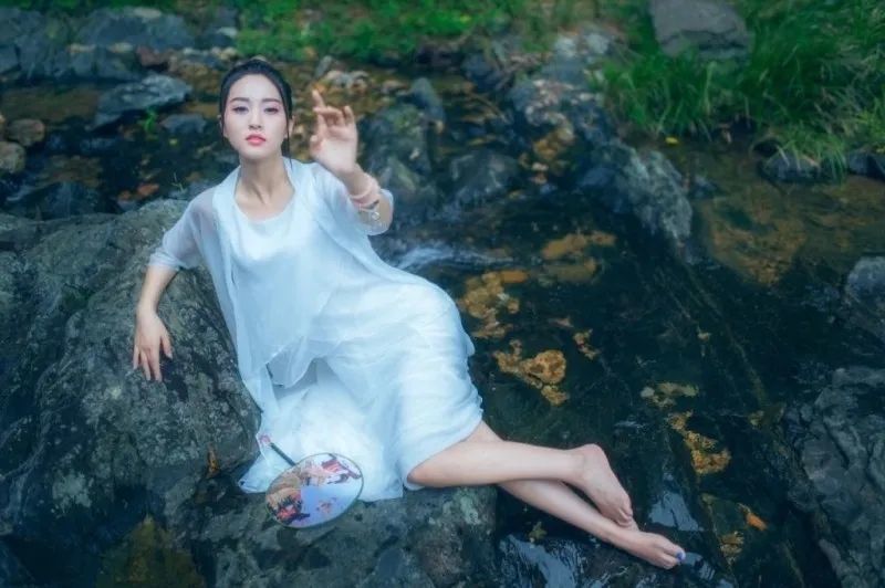古装白衣侠气美女山林冷魅清幽写真意境唯美