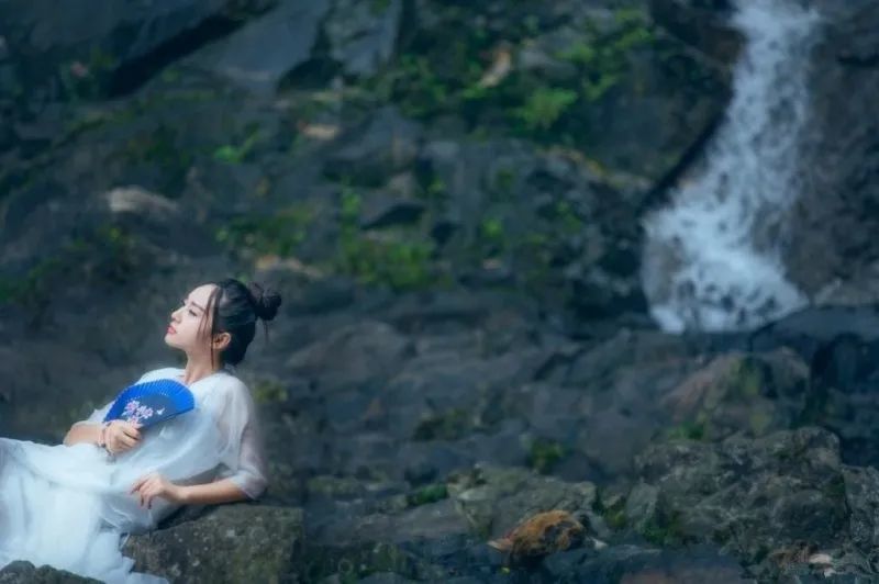 古装白衣侠气美女山林冷魅清幽写真意境唯美