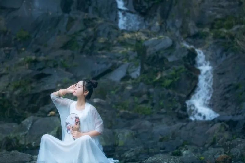 古装白衣侠气美女山林冷魅清幽写真意境唯美