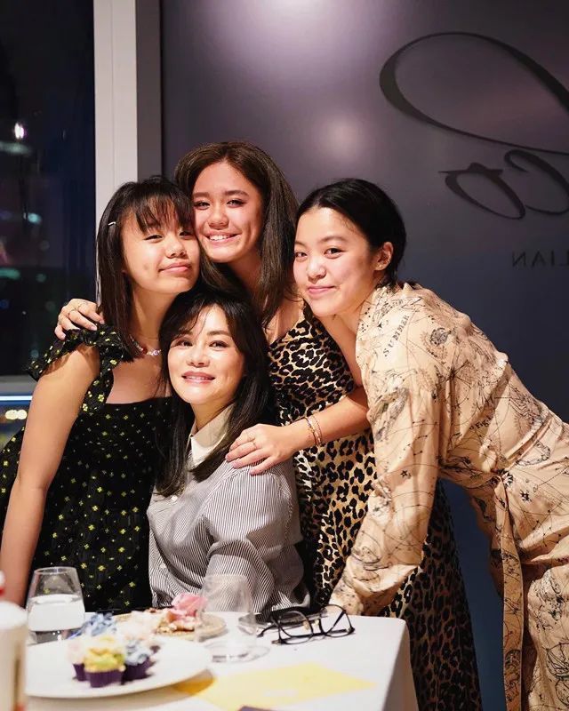 68岁钟镇涛太幸福,一家五口为妻子庆生,小女儿穿波点裙可爱