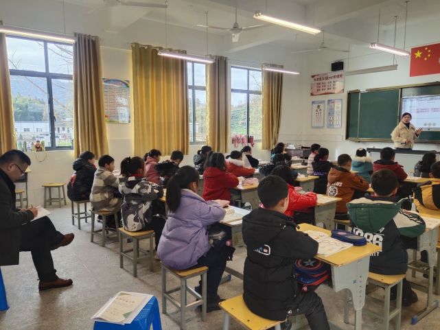 老师评价"推门听课":有人愤愤不平,有人云淡风轻