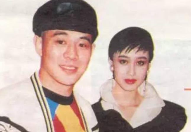 为李连杰付出一切的黄秋燕离婚后独自坚强如今59岁怎么样了