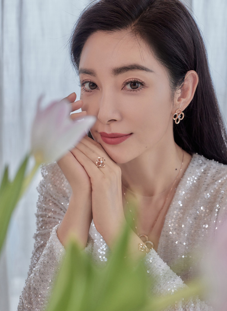 李冰冰深v垫肩亮片上衣高腰喇叭裤周大福耳环项链魅力十足