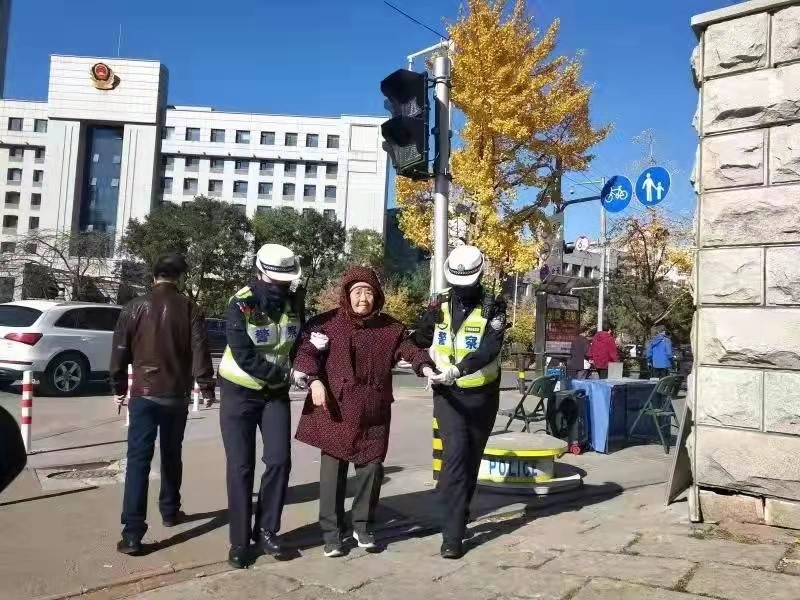 沈阳金廊上的"警花"—记交通警察局女子直属大队一中队