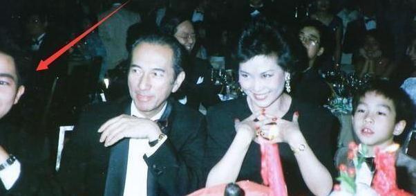 何超仪可能故意放了陈百强的半张脸进去,陈百强穿着一个利落的黑色