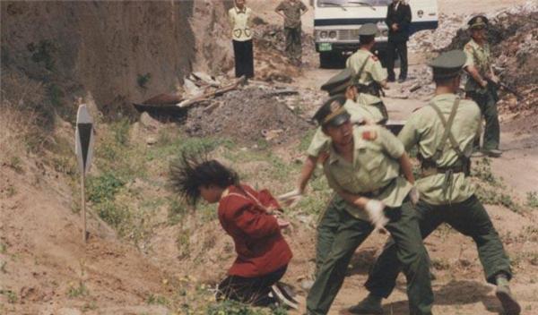 枪毙死刑犯时,如果一枪没有打死怎么办?需不需要再补一枪呢