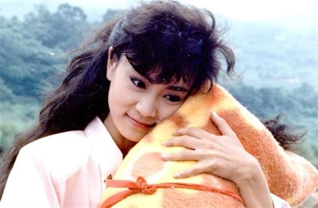 "傻女人"刘雪华,为爱摘子宫,62岁却被时代抛弃,她错了
