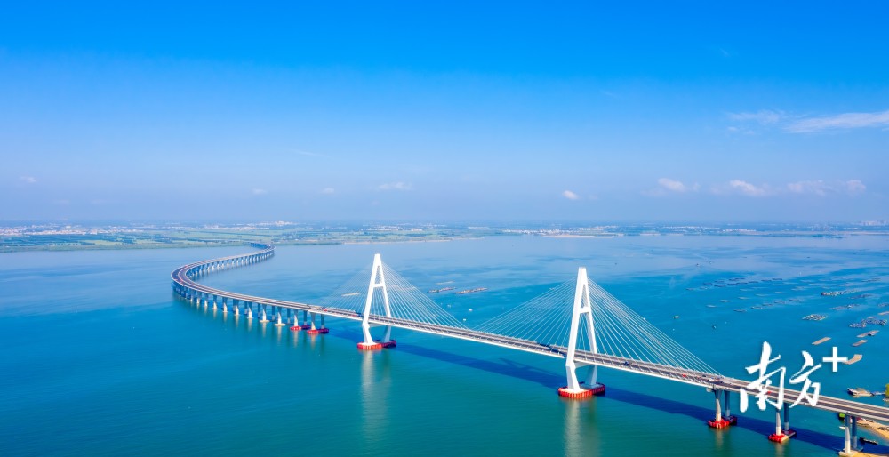 罗锦屏 摄湛江海湾大桥是广东省继虎门大桥之后,建成的最大规模桥梁