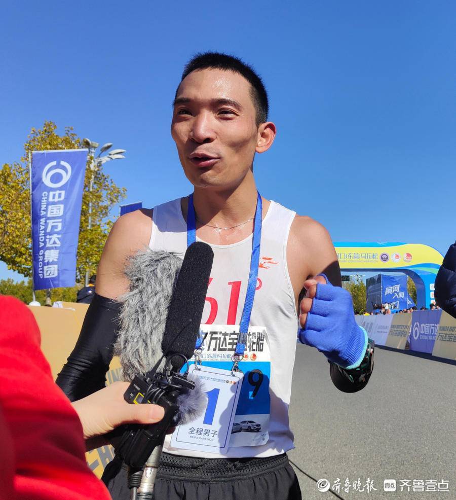 全马男子冠军李子成在东营跑马感觉特别舒适