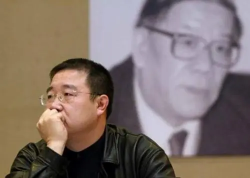 从此,山高路远,英达与之不见的不只宋丹丹,还有他们的儿子巴图.