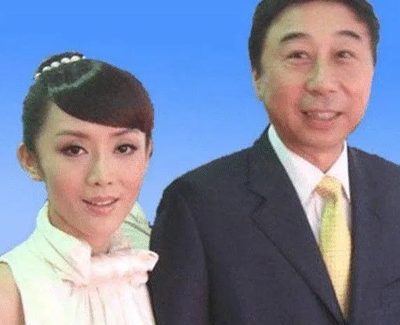 其实冯巩有一位非常漂亮的妻子,而且两人还是大学同学,结婚以来两人