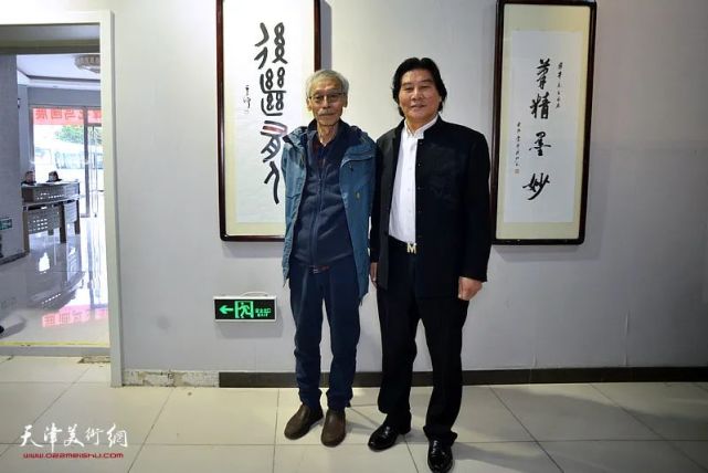 刘正明,高学年,魏悦亨在蒋峰花鸟画展现场.