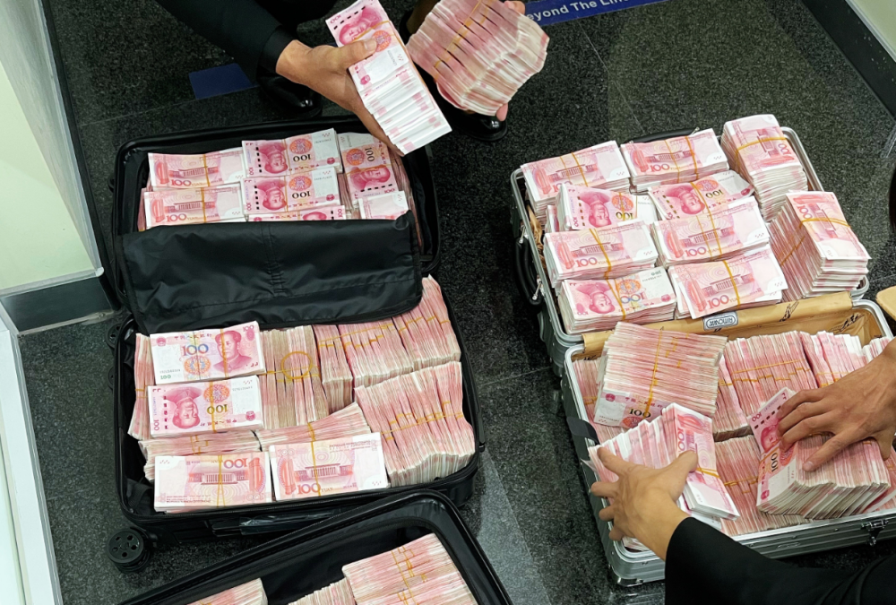 取出的现金正在装箱.